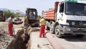 РАДЕ И НА ПЛУС 40: Грађевинци у Лозници не престају са послом упркос врућинама (ФОТО) РАДЕ И НА ПЛУС 40: Грађевинци у Лозници не престају са послом упркос врућинама (ФОТО)