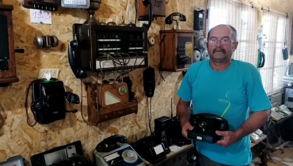 ЛАСЛО ЧУВА ИСТОРИЈЕ ТЕЛЕФОНА: Пензионер из Шушаре код Вршца, у својој кући има необичну колекцију која сведочи о развоју комуникација ЛАСЛО ЧУВА ИСТОРИЈЕ ТЕЛЕФОНА: Пензионер из Шушаре код Вршца, у својој кући има необичну колекцију која сведочи о развоју комуникација
