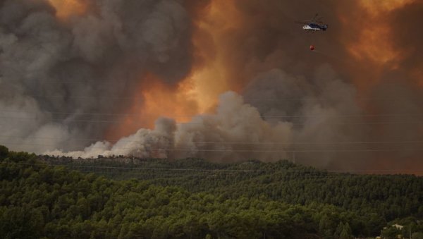 ШУМСКИ ПОЖАР У ШПАНИЈИ ЗАХВАТИО ВОЗ: Људи искакали из вагона, повређено више од 20 особа ШУМСКИ ПОЖАР У ШПАНИЈИ ЗАХВАТИО ВОЗ: Људи искакали из вагона, повређено више од 20 особа