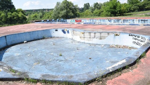 БАЗЕНИ ЧЕКАЈУ ИНВЕСТИТОРЕ: Имовински-правни односи онемогућили уређење купалишта у Барајеву БАЗЕНИ ЧЕКАЈУ ИНВЕСТИТОРЕ: Имовински-правни односи онемогућили уређење купалишта у Барајеву
