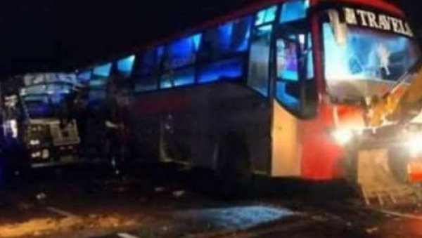 САОБРАЋАЈНА НЕСРЕЋА У ИНДИЈИ: Камион ударио у аутобус, најмање 10 погинулих САОБРАЋАЈНА НЕСРЕЋА У ИНДИЈИ: Камион ударио у аутобус, најмање 10 погинулих