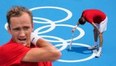 ЂОКОВИЋ ПОМОГАО МЕДВЕДЕВУ: Рус открио како је уз Новака преболео елиминацију у Токију ЂОКОВИЋ ПОМОГАО МЕДВЕДЕВУ: Рус открио како је уз Новака преболео елиминацију у Токију