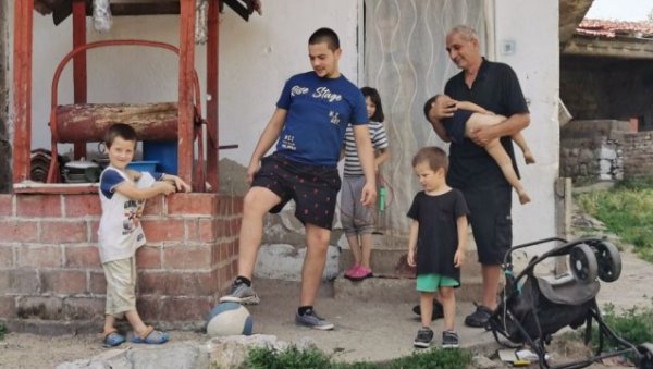 МОЈА ЖЕНА И ДЕТЕ, МОРАМ ДА ИХ СПАСАВАМ: Миле из Матејевца по други пут породио жену сам у кући - на свет донела пето дете (ВИДЕО) МОЈА ЖЕНА И ДЕТЕ, МОРАМ ДА ИХ СПАСАВАМ: Миле из Матејевца по други пут породио жену сам у кући - на свет донела пето дете (ВИДЕО)