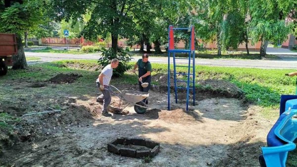 НАЈМЛАЂИ ДОБИЈАЈУ СВОЈЕ КУТКЕ ШИРОМ СОМБОРА: Изградња дечјих игралишта у градским насељима НАЈМЛАЂИ ДОБИЈАЈУ СВОЈЕ КУТКЕ ШИРОМ СОМБОРА: Изградња дечјих игралишта у градским насељима