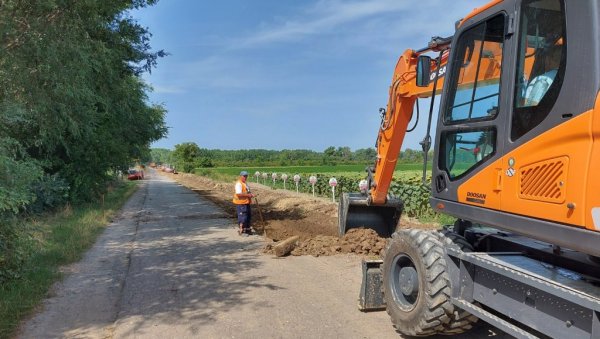 САОБРАЋАЈНИЦА ВАЖНА ЗА БУДУЋИ ОСМЕХ ВОЈВОДИНЕ: Гради се пут између Купусине и Бачког Моноштора САОБРАЋАЈНИЦА ВАЖНА ЗА БУДУЋИ ОСМЕХ ВОЈВОДИНЕ: Гради се пут између Купусине и Бачког Моноштора