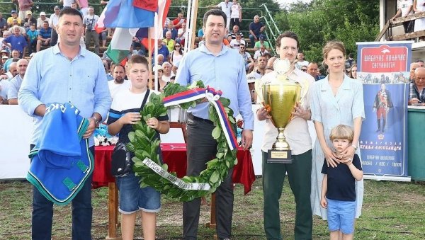 ПОДРШКА КОЊИЧКИМ СВЕЧАНОСТИМА: Даница и Филип Карађорђевић на трци Меморијал краља Александра у Шапцу ПОДРШКА КОЊИЧКИМ СВЕЧАНОСТИМА: Даница и Филип Карађорђевић на трци Меморијал краља Александра у Шапцу