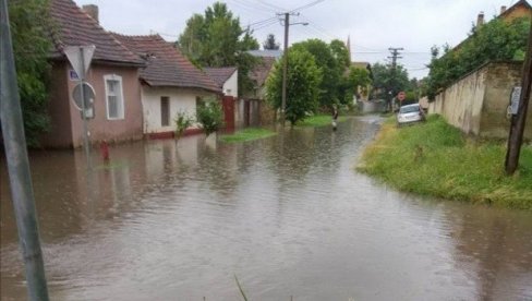 БРОДСКОМ УЛИЦОМ И БРОД МОЖЕ ДА ПЛОВИ: Чак и најмање падавине доносе велике проблеме становницима суботичког насеља Гат БРОДСКОМ УЛИЦОМ И БРОД МОЖЕ ДА ПЛОВИ: Чак и најмање падавине доносе велике проблеме становницима суботичког насеља Гат