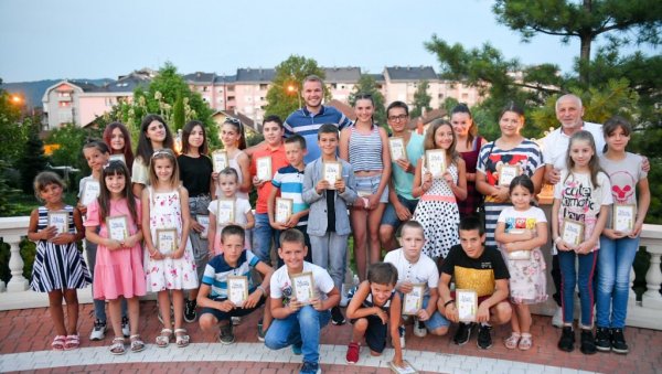УГОСТИО ДЕЦУ У СВОМ ДОМУ! Градоначелник Бањалуке брине о вишечланим породицама УГОСТИО ДЕЦУ У СВОМ ДОМУ! Градоначелник Бањалуке брине о вишечланим породицама
