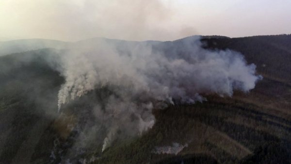ЗАЈЕДНО ГАСЕ ПОЖАР КОД НОВЕ ВАРОШИ: Хеликоптерска јединица МУП-а притекла у помоћ ватрогасцима (ФОТО) ЗАЈЕДНО ГАСЕ ПОЖАР КОД НОВЕ ВАРОШИ: Хеликоптерска јединица МУП-а притекла у помоћ ватрогасцима (ФОТО)