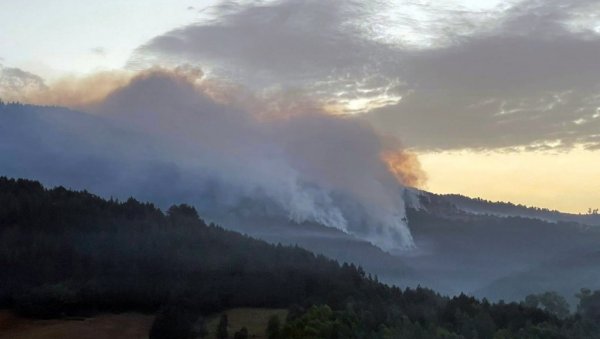 БУКТИ БОЖАР У НОВОЈ ВАРОШИ: Шири се према кућама у селу Негбине, три хеликоптера гасe ватрену стихију БУКТИ БОЖАР У НОВОЈ ВАРОШИ: Шири се према кућама у селу Негбине, три хеликоптера гасe ватрену стихију