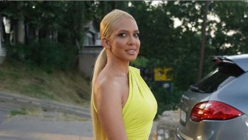 МИЛИЦА ТОДОРОВИЋ ЛЕШКАРИЛА НА ПЛАЖИ, ПА ЈОЈ СТИГЛА ПОРУКА: Певачица одмах показала, нацртано је и срце (ФОТО) МИЛИЦА ТОДОРОВИЋ ЛЕШКАРИЛА НА ПЛАЖИ, ПА ЈОЈ СТИГЛА ПОРУКА: Певачица одмах показала, нацртано је и срце (ФОТО)