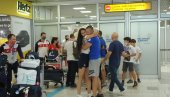 ДЕЧКО ЗЛАТНЕ СРПКИЊЕ НИЈЕ ИЗДРЖАО: Емотивни сусрет Милице Мандић и њеног вереника на аеродрому Никола Тесла (ВИДЕО) ДЕЧКО ЗЛАТНЕ СРПКИЊЕ НИЈЕ ИЗДРЖАО: Емотивни сусрет Милице Мандић и њеног вереника на аеродрому Никола Тесла (ВИДЕО)