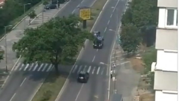ПУЦЊАВА И БЛИНДИРАНА ВОЗИЛА У УСТАНИЧКОЈ УЛИЦИ: Саобраћај затворен, ево шта се дешава (ВИДЕО) ПУЦЊАВА И БЛИНДИРАНА ВОЗИЛА У УСТАНИЧКОЈ УЛИЦИ: Саобраћај затворен, ево шта се дешава (ВИДЕО)