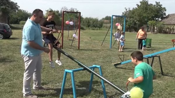 НОВО ДЕЧЈЕ ИГРАЛИШТЕ У САКУЛАМА: Општина Опово услишила потребе 42 малишана са периферије села НОВО ДЕЧЈЕ ИГРАЛИШТЕ У САКУЛАМА: Општина Опово услишила потребе 42 малишана са периферије села