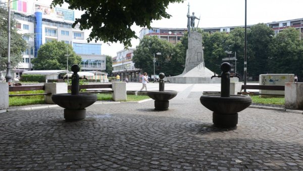 ЗАМЕНА УРБАНОГ МОБИЛИЈАРА: Ново умивање Трга српских ратника у Краљеву (ФОТО) ЗАМЕНА УРБАНОГ МОБИЛИЈАРА: Ново умивање Трга српских ратника у Краљеву (ФОТО)