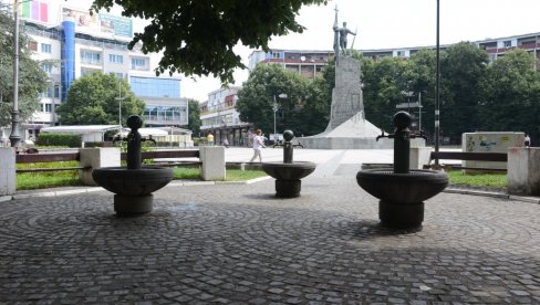 ЗАМЕНА УРБАНОГ МОБИЛИЈАРА: Ново умивање Трга српских ратника у Краљеву (ФОТО) ЗАМЕНА УРБАНОГ МОБИЛИЈАРА: Ново умивање Трга српских ратника у Краљеву (ФОТО)
