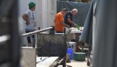 PEKLI VOLA NA RAŽNJU NA GRADILIŠTU USRED BEOGRADA - Radnici: Takav je običaj kada se postavljaju temelji (FOTO/VIDEO)