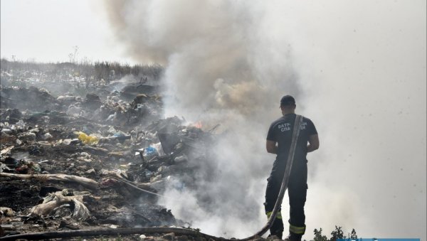 ПОЖАР НА ГРАДСКОЈ ДЕПОНИЈИ У ЗРЕЊАНИНУ: Ватрогасци на терену (ФОТО) ПОЖАР НА ГРАДСКОЈ ДЕПОНИЈИ У ЗРЕЊАНИНУ: Ватрогасци на терену (ФОТО)