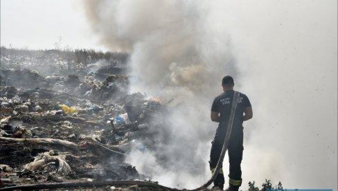 ПОЖАР НА ГРАДСКОЈ ДЕПОНИЈИ У ЗРЕЊАНИНУ: Ватрогасци на терену (ФОТО) ПОЖАР НА ГРАДСКОЈ ДЕПОНИЈИ У ЗРЕЊАНИНУ: Ватрогасци на терену (ФОТО)