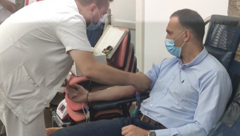 ГРАДОНАЧЕЛНИК 41. ПУТ ДОБРОВОЉНО ДАО КРВ: Симо Салапура подржао акцију Црвеног крста (ФОТО) ГРАДОНАЧЕЛНИК 41. ПУТ ДОБРОВОЉНО ДАО КРВ: Симо Салапура подржао акцију Црвеног крста (ФОТО)