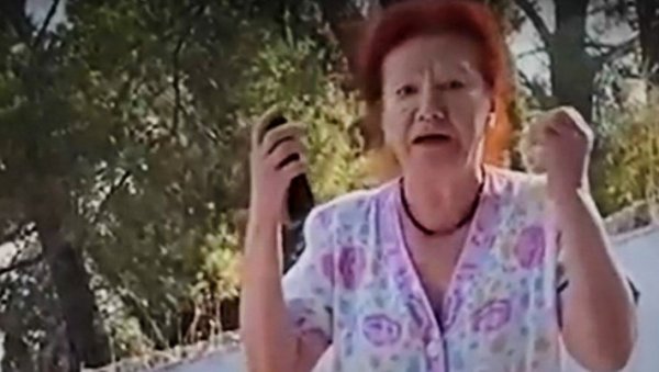 НОВО УЖАС ЛЕТОВАЊЕ У ХРВАТСКОЈ: Жена напала девојке због лежаљки - Ово је моја плажа! (ВИДЕО) НОВО УЖАС ЛЕТОВАЊЕ У ХРВАТСКОЈ: Жена напала девојке због лежаљки - Ово је моја плажа! (ВИДЕО)