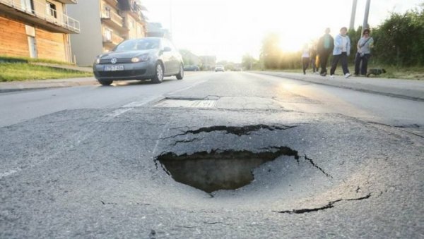 БАЊАЛУЧКЕ УЛИЦЕ ШУПЉЕ: На Петрићевцу огромна рупа на путу БАЊАЛУЧКЕ УЛИЦЕ ШУПЉЕ: На Петрићевцу огромна рупа на путу