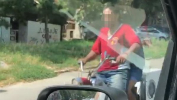 НОВИ ЛУДИ СНИМАК СА БЕОГРАДСКИХ УЛИЦА: Чуо звук мотора, када је погледао кроз прозор није могао да верује (ВИДЕО) НОВИ ЛУДИ СНИМАК СА БЕОГРАДСКИХ УЛИЦА: Чуо звук мотора, када је погледао кроз прозор није могао да верује (ВИДЕО)