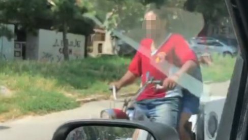 НОВИ ЛУДИ СНИМАК СА БЕОГРАДСКИХ УЛИЦА: Чуо звук мотора, када је погледао кроз прозор није могао да верује (ВИДЕО) НОВИ ЛУДИ СНИМАК СА БЕОГРАДСКИХ УЛИЦА: Чуо звук мотора, када је погледао кроз прозор није могао да верује (ВИДЕО)