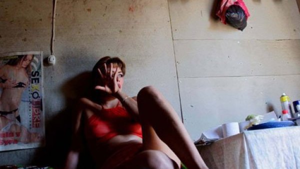 ПОДВОДИЛИ И СИЛОВАЛИ ДЕВОЈКУ МЕТЛОМ: Стравичан случај у Нишу, још без епилога ПОДВОДИЛИ И СИЛОВАЛИ ДЕВОЈКУ МЕТЛОМ: Стравичан случај у Нишу, још без епилога