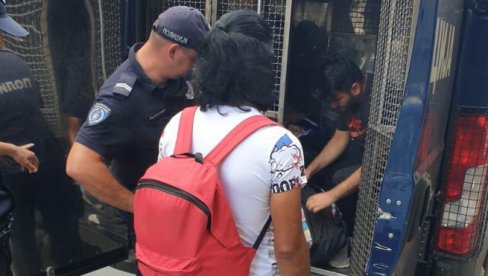 ПОЛИЦИЈА ПРИВЕЛА 81 МИГРАНТА У БЕОГРАДУ: Велика акција у три општине, спроведени у прихватне центре (ФОТО) ПОЛИЦИЈА ПРИВЕЛА 81 МИГРАНТА У БЕОГРАДУ: Велика акција у три општине, спроведени у прихватне центре (ФОТО)