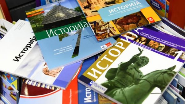 СУТРА ПОЧИЊЕ ПРИЈАВА ЗА БЕСПЛАТНЕ УЏБЕНИКЕ: Министарство објавило ко има право на наставна средства без надокнаде СУТРА ПОЧИЊЕ ПРИЈАВА ЗА БЕСПЛАТНЕ УЏБЕНИКЕ: Министарство објавило ко има право на наставна средства без надокнаде