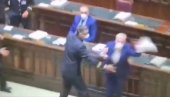 ХАОС У ИТАЛИЈАНСКОМ ПАРЛАМЕНТУ: Посланици се побунили против ковид пасоша (ВИДЕО) ХАОС У ИТАЛИЈАНСКОМ ПАРЛАМЕНТУ: Посланици се побунили против ковид пасоша (ВИДЕО)