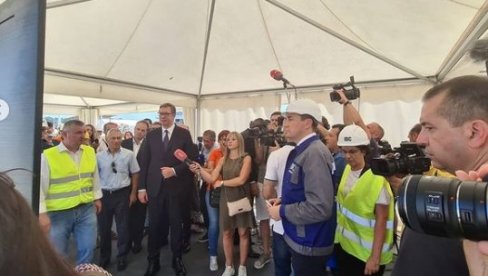 ВУЧИЋ ПОДЕЛИО ФОТОГРАФИЈЕ ИЗ ВЕЛИКЕ ПЛАНЕ: Председник обилази радове на изградњи компресорске станице ВУЧИЋ ПОДЕЛИО ФОТОГРАФИЈЕ ИЗ ВЕЛИКЕ ПЛАНЕ: Председник обилази радове на изградњи компресорске станице