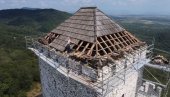 У ТОКУ РАДОВИ НА ВРШАЧКОЈ КУЛИ: Почела замена кровне конструкције на средњовековном здању У ТОКУ РАДОВИ НА ВРШАЧКОЈ КУЛИ: Почела замена кровне конструкције на средњовековном здању