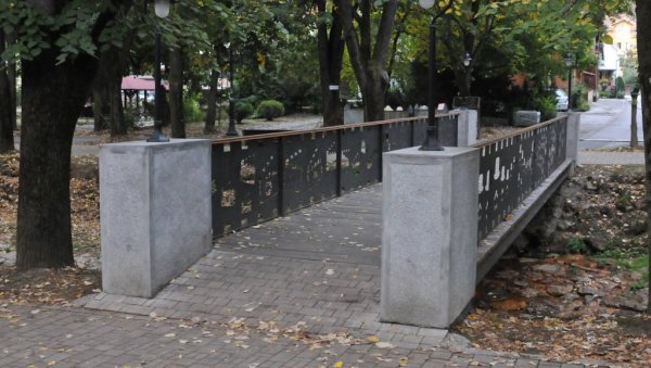 СТАТУА ГЛУМАЧКОЈ ЛЕГЕНДИ: Врњчани не заборављају великог глумца и драгог госта Данила Бату Стојковића (ФОТО) СТАТУА ГЛУМАЧКОЈ ЛЕГЕНДИ: Врњчани не заборављају великог глумца и драгог госта Данила Бату Стојковића (ФОТО)