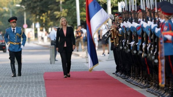 ЦВИЈАНОВИЋ: Јадна је земља у којој позивају странца да смени Додика! ЦВИЈАНОВИЋ: Јадна је земља у којој позивају странца да смени Додика!