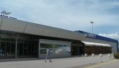 СТОТИНЕ ЉУДИ ЗАРОБЉЕНО НА АЕРОДРОМУ! Чекају лет за Београд, колабирају од врућине! СТОТИНЕ ЉУДИ ЗАРОБЉЕНО НА АЕРОДРОМУ! Чекају лет за Београд, колабирају од врућине!