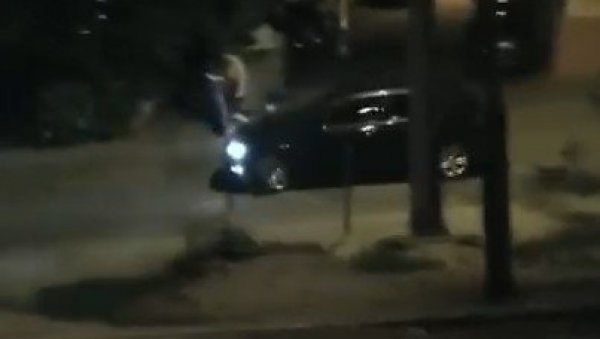 СВЕ ЈЕ ПОКОСИО, ПА ДАО ГАС: Нови шокантан снимак дивљачке вожње у Београду (ВИДЕО) СВЕ ЈЕ ПОКОСИО, ПА ДАО ГАС: Нови шокантан снимак дивљачке вожње у Београду (ВИДЕО)