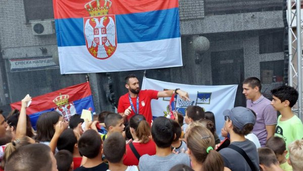 ОЛИМПИЈСКА МЕДАЉА СТИГЛА У БАНОВЦЕ: Спектакуларан дочек бронзаног баскеташа у родним Бановцима (ФОТО/ВИДЕО) ОЛИМПИЈСКА МЕДАЉА СТИГЛА У БАНОВЦЕ: Спектакуларан дочек бронзаног баскеташа у родним Бановцима (ФОТО/ВИДЕО)