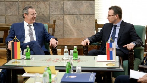 ПЕТКОВИЋ И БЕРГЕР О СИТУАЦИЈИ НА КИМ И ДИЈАЛОГУ СА ПРИШТИНОМ: Директор канцеларије за КиМ предочио проблеме ПЕТКОВИЋ И БЕРГЕР О СИТУАЦИЈИ НА КИМ И ДИЈАЛОГУ СА ПРИШТИНОМ: Директор канцеларије за КиМ предочио проблеме