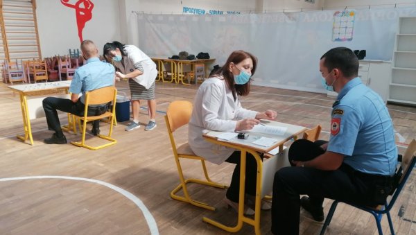 ВАКЦИНАЦИЈА ПОЛИЦАЈАЦА РЕПУБЛИКЕ СРПСКЕ: Акција имунизације на Палама (ФОТО) ВАКЦИНАЦИЈА ПОЛИЦАЈАЦА РЕПУБЛИКЕ СРПСКЕ: Акција имунизације на Палама (ФОТО)