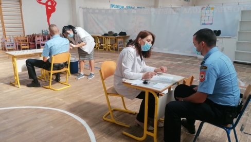 ВАКЦИНАЦИЈА ПОЛИЦАЈАЦА РЕПУБЛИКЕ СРПСКЕ: Акција имунизације на Палама (ФОТО) ВАКЦИНАЦИЈА ПОЛИЦАЈАЦА РЕПУБЛИКЕ СРПСКЕ: Акција имунизације на Палама (ФОТО)