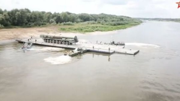 ПРВИ ПУТ НА СВЕТУ: Руски ракетни систем пребачен преко реке (ВИДЕО) ПРВИ ПУТ НА СВЕТУ: Руски ракетни систем пребачен преко реке (ВИДЕО)