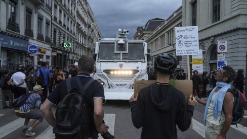 DETALJI PROTESTA ŠIROM FRANCUSKE: Građani na ulicama, bune se zbog kovid propusnica, došlo i do sukoba sa policijom! (VIDEO) DETALJI PROTESTA ŠIROM FRANCUSKE: Građani na ulicama, bune se zbog kovid propusnica, došlo i do sukoba sa policijom! (VIDEO)
