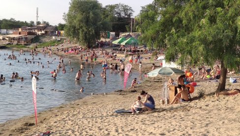 ВОДА И ПЕСАК СПАС ОД ВРЕЛИНЕ: Ево како се Зрењанинци расхлађују ВОДА И ПЕСАК СПАС ОД ВРЕЛИНЕ: Ево како се Зрењанинци расхлађују