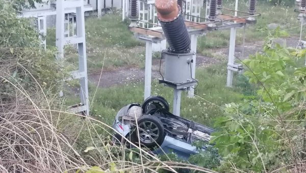 УЖАС У НИШУ: Жена са двоје деце слетела у трафо поље под струјним напоном! (ФОТО) УЖАС У НИШУ: Жена са двоје деце слетела у трафо поље под струјним напоном! (ФОТО)