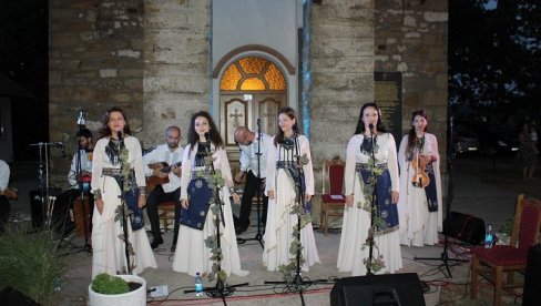 SLAVA HRAMU I MUDRIM PRECIMA: Etno grupa Trag održala koncert u okviru Svetoilinskih dana u Gornjem Zabrđu (FOTO) SLAVA HRAMU I MUDRIM PRECIMA: Etno grupa Trag održala koncert u okviru Svetoilinskih dana u Gornjem Zabrđu (FOTO)