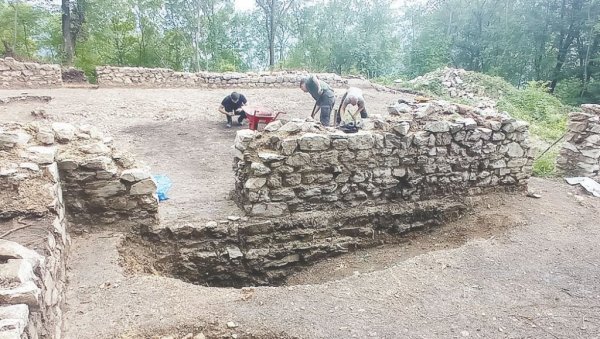ОРЛОВИНЕ КРИЈУ ВЕЛИКУ БАЗИЛИКУ: Ваљевски археолози истражују византијске трагове надомак Малог Зворника ОРЛОВИНЕ КРИЈУ ВЕЛИКУ БАЗИЛИКУ: Ваљевски археолози истражују византијске трагове надомак Малог Зворника