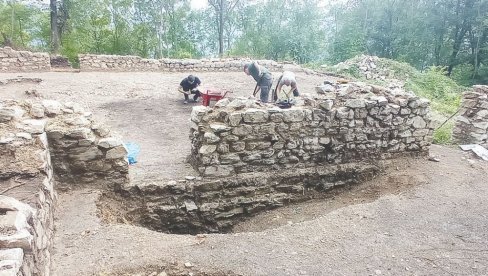 ОРЛОВИНЕ КРИЈУ ВЕЛИКУ БАЗИЛИКУ: Ваљевски археолози истражују византијске трагове надомак Малог Зворника ОРЛОВИНЕ КРИЈУ ВЕЛИКУ БАЗИЛИКУ: Ваљевски археолози истражују византијске трагове надомак Малог Зворника
