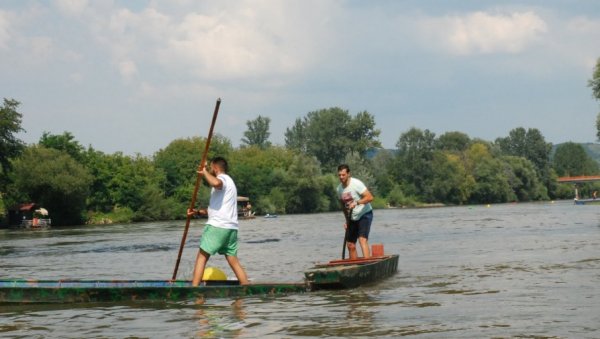 НА ОВОЈ РЕЦИ ВОЗЕ ЧАМАЦ И БЕЗ МОТОРА И БЕЗ ВЕСЛА: То могу сами снажни и вешти (ВИДЕО) НА ОВОЈ РЕЦИ ВОЗЕ ЧАМАЦ И БЕЗ МОТОРА И БЕЗ ВЕСЛА: То могу сами снажни и вешти (ВИДЕО)